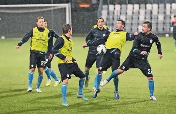 Slovenska nogometna reprezentanca je včeraj opravila prvi trening v Reykjaviku