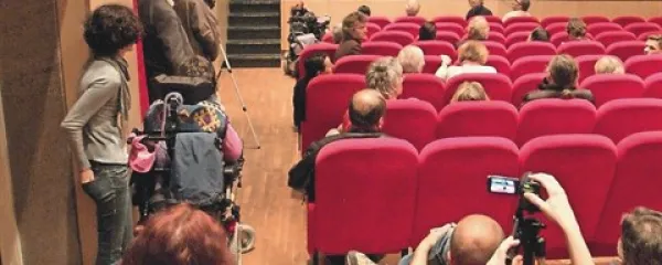 V dvorani je ostalo v petek in soboto precej praznih sedežev. Organizatorji so pogrešali predvsem mlade.