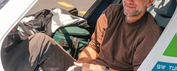 Matevž Lenarčič 26. maja na brniškem letališču ob vrnitvi s preleta severnega tečaja