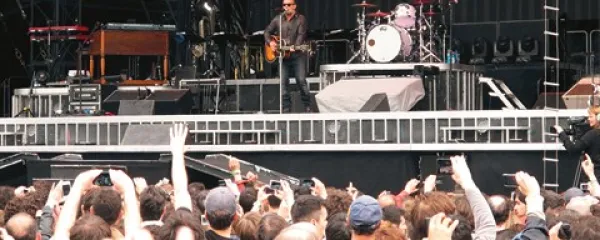 Sredi popoldneva, kar tri ure pred začetkom koncerta, je Bruce Springsteen nenapovedano prikorakal pred čakajoče in jim na akustično kitaro zaigral dve pesmi