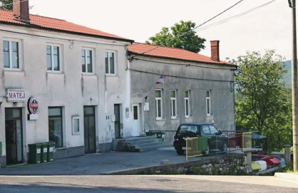 Če bi vsi otroci iz šolskega okoliša Obrov gulili šolske klopi v stavbi sredi vasi (na fotografiji desno),  je ne bi bilo potrebno zapreti, morda le začasno, ugotavljajo odgovorni 