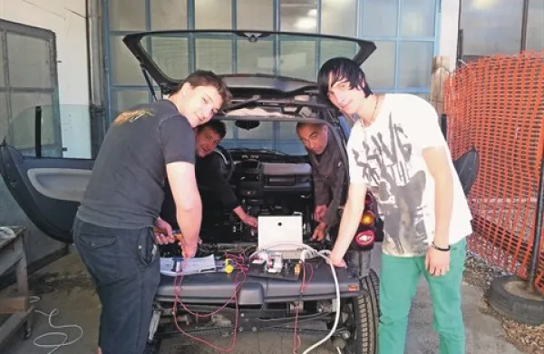 “Pametni” avtomobil dijaki in učitelji med poukom predelali v še bolj pametnega - električnega