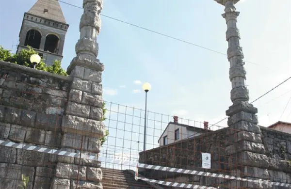 Zid in znamenita pilastra ob tomajski cerkvi je že pošteno načel zob časa, tako da  je inšpektor naročil, naj zavarujejo dostop