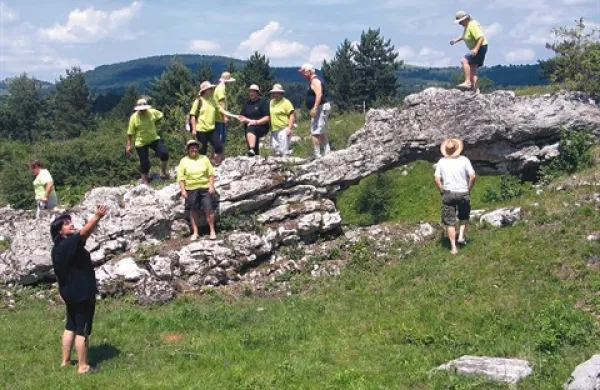Ena od  znamenitosti na učni poti Tuščak, je tudi naravni most, ki ga je “ustvarila” voda