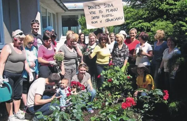  Številni zaposleni iz banke, predstavniki Inštituta za trajnostni razvoj, posamezni prostovoljci in zaposleni iz centra so uredili šolsko okolico, da je zasijala v novi in lepši podobi