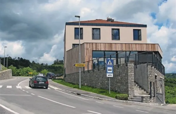 V Šmartnem so zgradili četrti hotel v Brdih. Ostali delujejo na Neblem, v Kozani in v Ceglem.