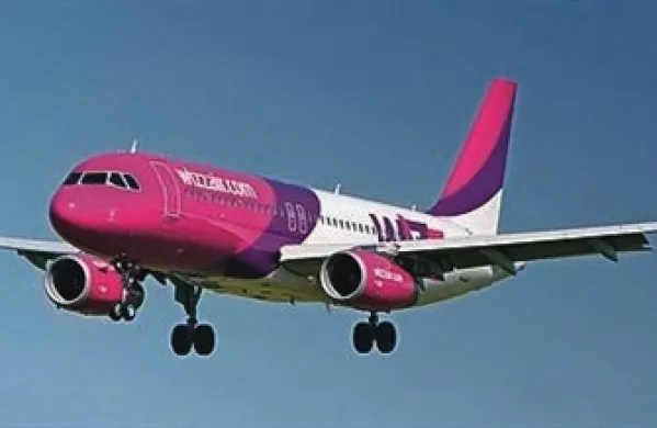 Med zasilnim pristankom potniškega letala madžarske letalske družbe Wizz Air s 172 ljudmi na krovu so bili trije ljudje poškodovani