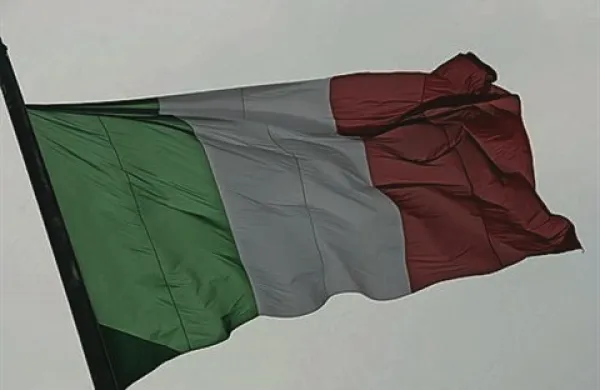 V napadu na zahodu Afganistana je bil danes ubit italijanski vojak, trije pa so bili ranjeni