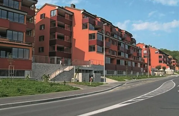 Stopnje davka bodo odvisne od vrste nepremičnin. V primeru, da stanovanja niso zasedena, se bo davčna stopnja zvišala na 0,45 odstotka, za zemljišča z neizkoriščeno rabo pa na 1,5 odstotka. 