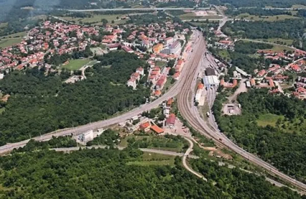 Kriterija o številu prebivalcev ne izpolnjujejo tudi nekatere primorske občine, med njimi Divača