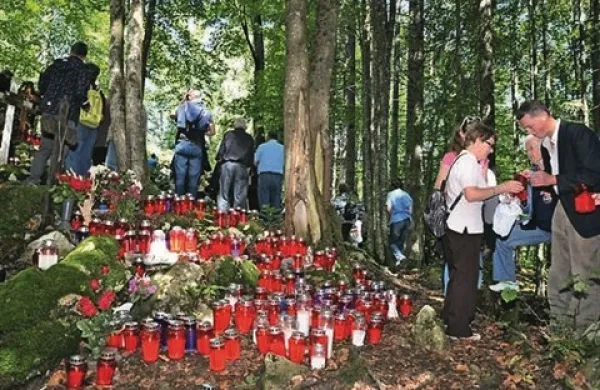 Ob grobišču pod Krenom v Kočevskem rogu je danes potekala slovesnost s 24. obletno mašo za žrtve revolucionarnega nasilja