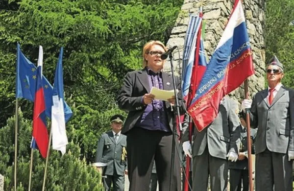 Slovenska država se danes sooča s številnimi izzivi, ob tem pa mora ohranjati zgodovinski spomin na dogodke, kakršni so se dogajali med drugo svetovno vojno, da se ti ne bi nikoli več ponovili, je na  slovesnosti povedala ministrica Anja Kopač Mrak