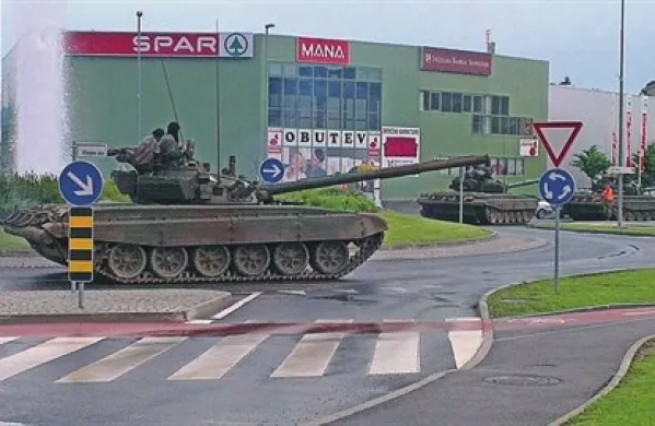 Čeprav so Pivčani prepričani, da tankovska vožnja po lokalnih cesta ni ustrezna zaradi dodatne obremenitve s hrupom in onesnaževanjem okolja, pa v Slovenski vojski pravijo, da se na ta način (brez vlačilcev) do vadišč prevažajo že vrsto let, s čimer