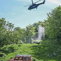 Pri gašenju je pomagal tudi helikopter