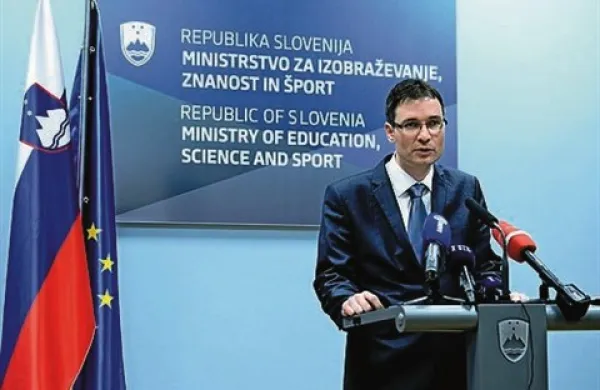 Ministrstvo za izobraževanje ne ukinja poučevanja nobenega tujega jezika, je danes poudaril državni sekretar Aljuš Pertinač