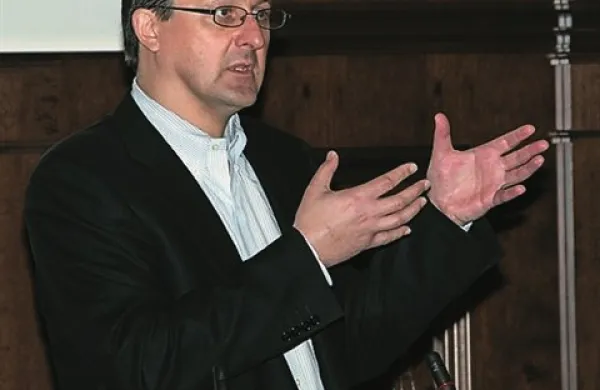 Egon Zakrajšek meni, da zdaj prav nihče ne bi prevzel Nove Ljubljanske banke in Nove Kreditne banke Maribor. “Ti dve banki sta tako nepregledni, da se noben investitor ne bi spuščal vanje. Razen morda, če jih prodamo za en evro ali kaj podobnega. Morali