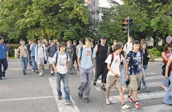 Med obveznimi predmeti v 7., 8. in 9. razredu osnovne šole bo v prihodnjem šolskem letu le en tuji jezik - angleščina 