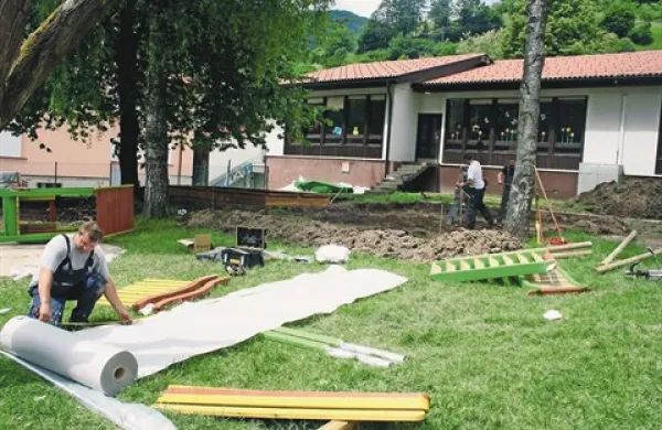 V vrtcu Cerkno se te dni veselijo novih igral na  igrišču 