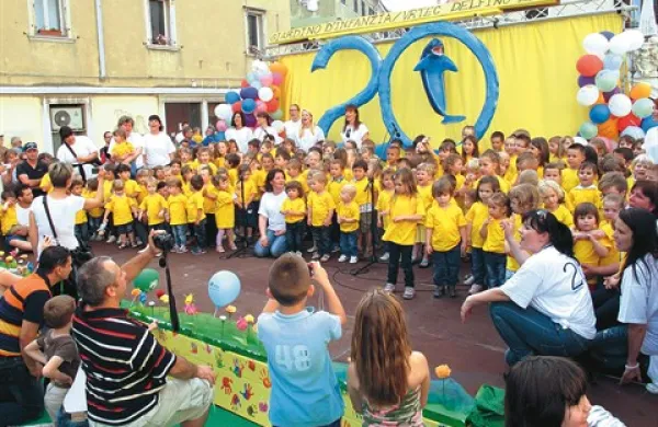 20 let vrtca Delfino blu, ki je v petek prejel tudi občinsko priznanje Mestne občine Koper, so proslavili z množično prireditvijo na Prešernovem trgu in razkošno razstavo otrok na sedežu koprskega vrtca, kjer so se z izdelki predstavili nadebudni