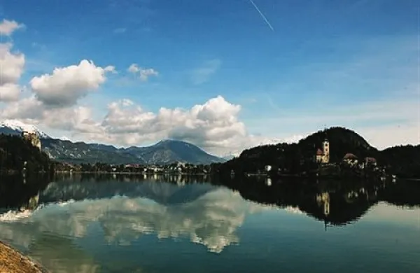 Kranjski operativno-komunikacijski center je danes nekaj pred 8. uro sprejel klic občana, ki je sporočil, da je v Blejskem jezeru našel truplo starejše ženske