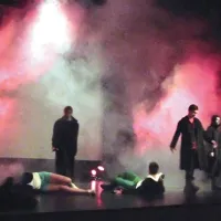 Dramski krožek OŠ Danila Lokarja iz Ajdovščina je zaigral vampirsko dramo Med dobrim in zlim