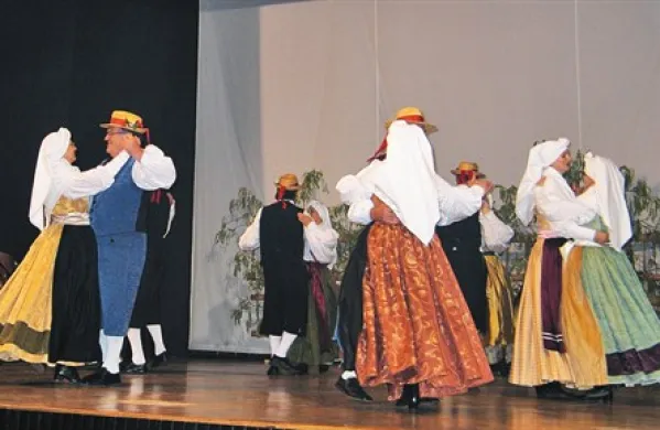 Domačini, folklorna skupina  Gradina, so najprej odplesali splet kraških plesov, na koncu pa še splet plesov ob shodu na Veliki Bukovici