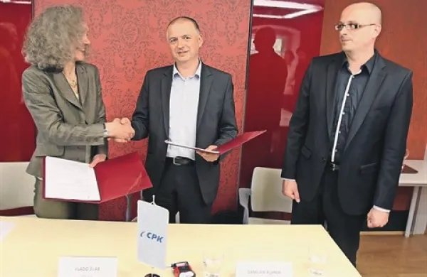 Pogodbo za izvajanje obnovitvenih del v jami so podpisali (z leve) Gordana Beltram, Vlado Švab in Damijan Rupnik
