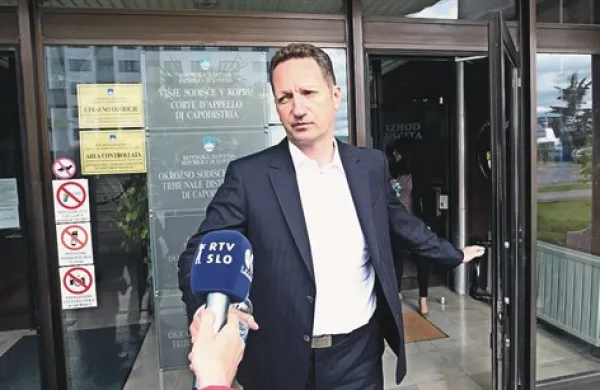 Boris Popovič je bil nazadnje na sodišču zadnjo majsko sredo, ko se je nadaljevala obravnava zaradi domnevnih zlorab pri prodaji parcele na Srminu. Takrat mu je v sodni dvorani postalo slabo.   
