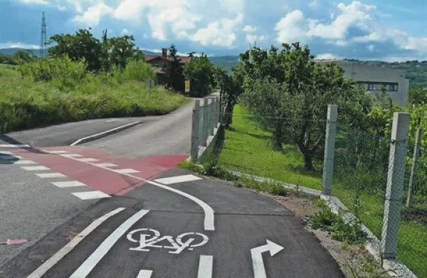 Med križiščem pri Lami Dekani in betonarno bodo obnovili del kolesarske poti Parencana 