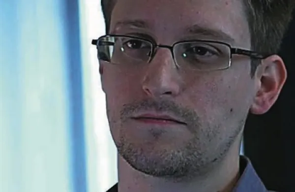 Snowden je 20. maja s Havajev pobegnil v Hongkong. Časnikoma Guardian in Washington Post je razkril podatke o spornih ameriških programih nadzora, dovolil pa jima je tudi razkritje identitete, čeprav se je zavedal vseh posledic