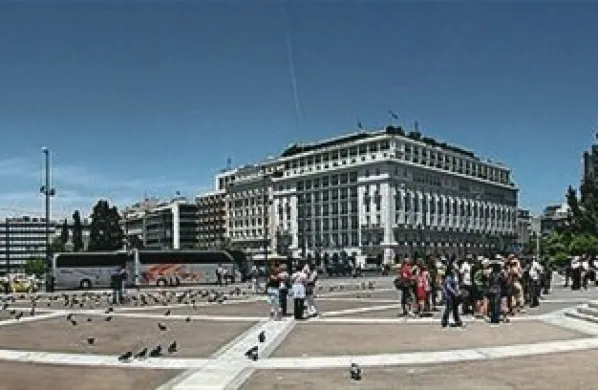 Po presenetljivi odločitvi grške vlade, da začasno ustavi delovanje javne radiotelevizije ERT, so danes začeli stavkati vsi grški novinarji