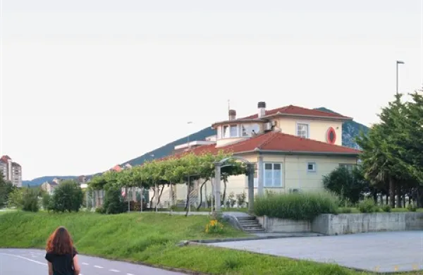 Mladenke so se po naših podatkih morale vdajati najstarejši  obrti v lokalu Margerita v Vojkovi ulici (na fotografiji)