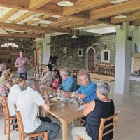 Degustacijski prostor, ki sprejme do 60 ljudi. Na fotografiji Matic Rodica predstavlja vina skupini italijanskih turistov.