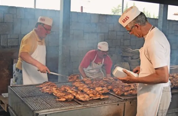 Piščanci po pet evrov za polovico so v Zgoniku šli za med