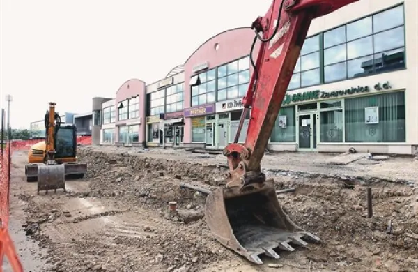 V koprski dvorani Bonifika, ki bo eno od prizorišč letošnjega evropskega prvenstva v košarki, so ta teden začeli s prenovo, ki bo trajala do konca julija