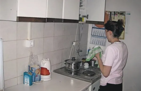 V zavetišču trenutno stanuje enajst uporabnikov, ki morajo spoštovati hišni red, ne piti alkohola in uporabljati drog, skrbeti pa morajo tudi za čistočo 