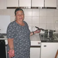 Giseli, ki stanuje v zavetišču za brezdomne v Piranu, je včeraj za kosilo pripravila krompirjevo juho 