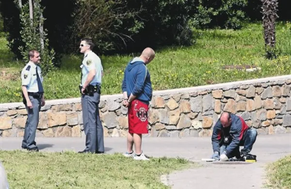 Konec aprila so  policisti osumljenega prijeli po  poskusu bega in nerodnem padcu