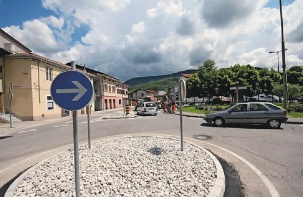 Ukrepi za umirjanje prometa so Solkanu prinesli množico tabel in plastično krožišče. Sedaj so jih začeli urejati, da bo kraj spet dobil nekoliko lepši videz. 