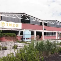 Zanikrno in razpadajoče tovarniško poslopje bode v oči, saj se nahaja tik pred Koprom  