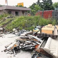 Nekateri so območje pred staro tovarno Inde zamenjali za odlagališče kosovnih odpadkov   