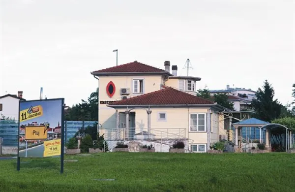 Dekleta naj bi se z najstarejšo obrtjo ukvarjala v nočnem klubu Margerita na Vojkovi cesti in v nekaterih okoliških hotelih 