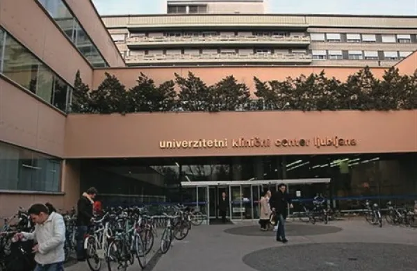 Na okrožnem sodišču se je v sredo začelo sojenje urologu ljubljanskega kliničnega centra Adnanu Arafatu, ki mu očitajo malomarno zdravljenje in opravljanje zdravilske dejavnosti, ker je decembra 2010 na domu obrezal dečka