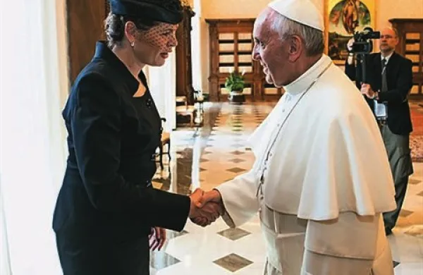 Premierka Alenka Bratušek se je po sredinem obisku pri italijanskih oblasteh danes mudila na obisku v Vatikanu, kjer jo je na zasebno avdienco sprejel papež Frančišek