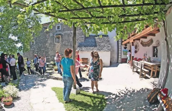 Glavni ciljni skupini v hostlu v Pliskovici, ki deluje v 400 let stari hiši,  sta  šolska mladina in turisti z aktivnim oddihom. Na leto beležijo povprečno med 3500 in 3800 nočitev.  