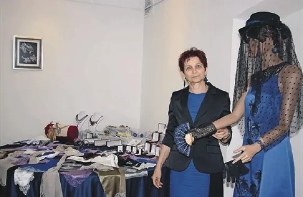   Zinka Pečelin je z edino avtorsko razstavo uvedla festival idrijske  čipke