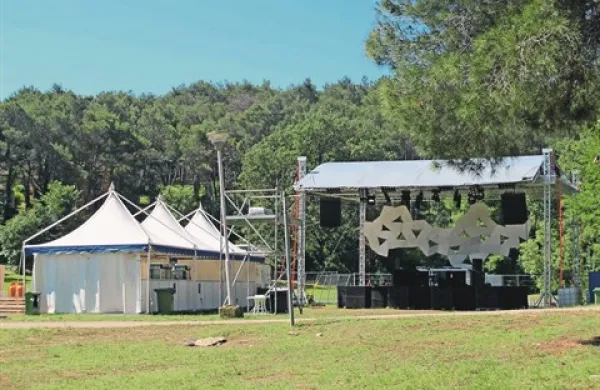 Prizorišče nedavnega Echo festivala v kampu Kanegra je počivalo le v dopoldanskih urah