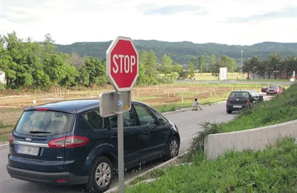 Stanovalci v Kresnicah ugotavljajo, da se je z vrtički povečal promet pod bloki, na občini pa odgovarjajo, da  preverjajo, kako urediti  prometni režim na dostopni poti 