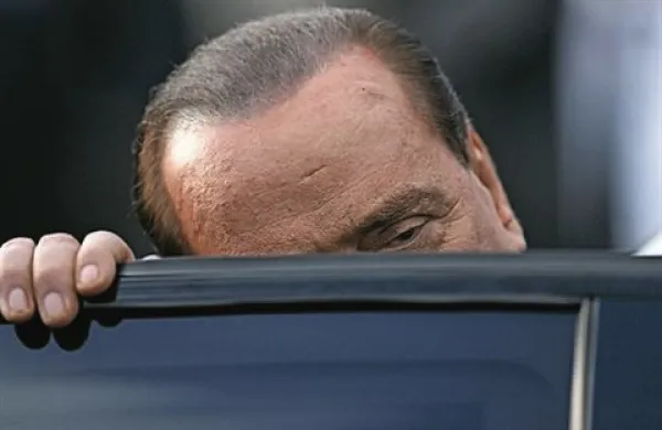 Maroška manekenka Imane Fadil je danes zahtevala odškodnino, ker je bila prisiljena v spolne z Berlusconijem. Želi dva milijona evrov.