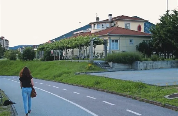 Državni tožilec iz specializiranega tožilstva je za lastnika nočnega lokala Margerita predlagal hišni pripor, za Bolgarko pa pravi pripor, a se preiskovalni sodnik  z njim ni strinjal